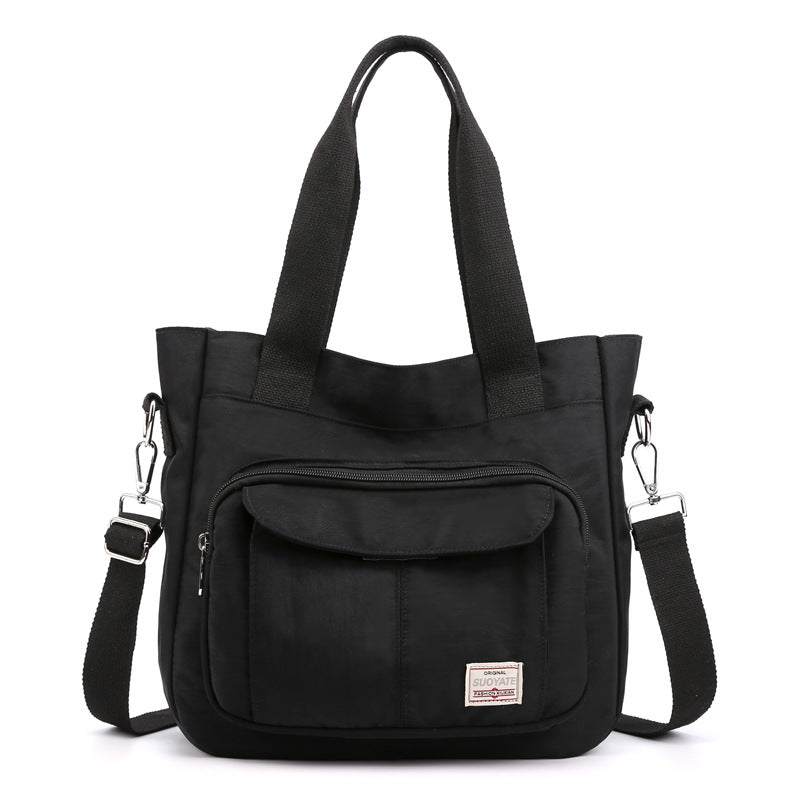 Trendy skulderveske for kvinner i elegant nylon. Perfekt for å komplettere ethvert antrekk.