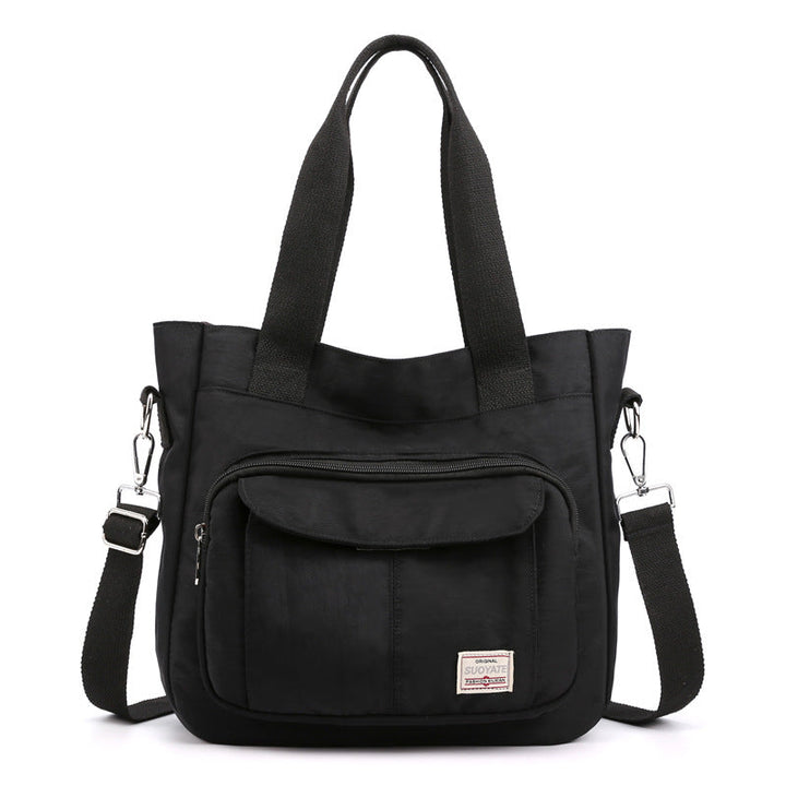 Trendy skulderveske for kvinner i elegant nylon. Perfekt for å komplettere ethvert antrekk.