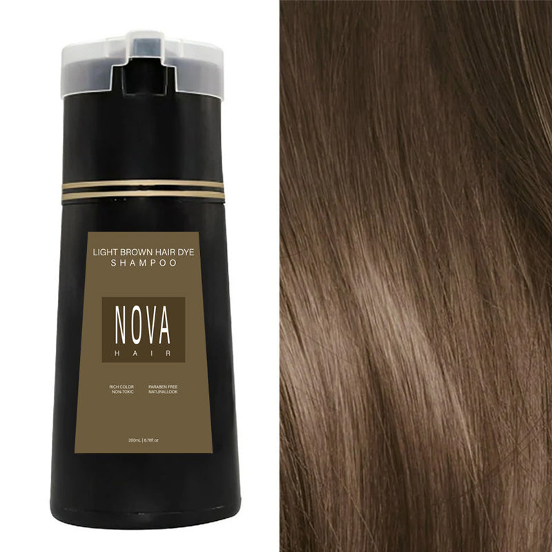 Kvinne smiler med friskt, farget hår. Øyeblikkelig fargesjampo for naturlig look og glans.
