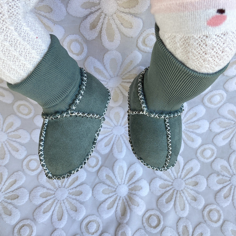 Baby vinterstøvler med varmt pelsfôr og antiskli, perfekt for lek og kos i kulden.