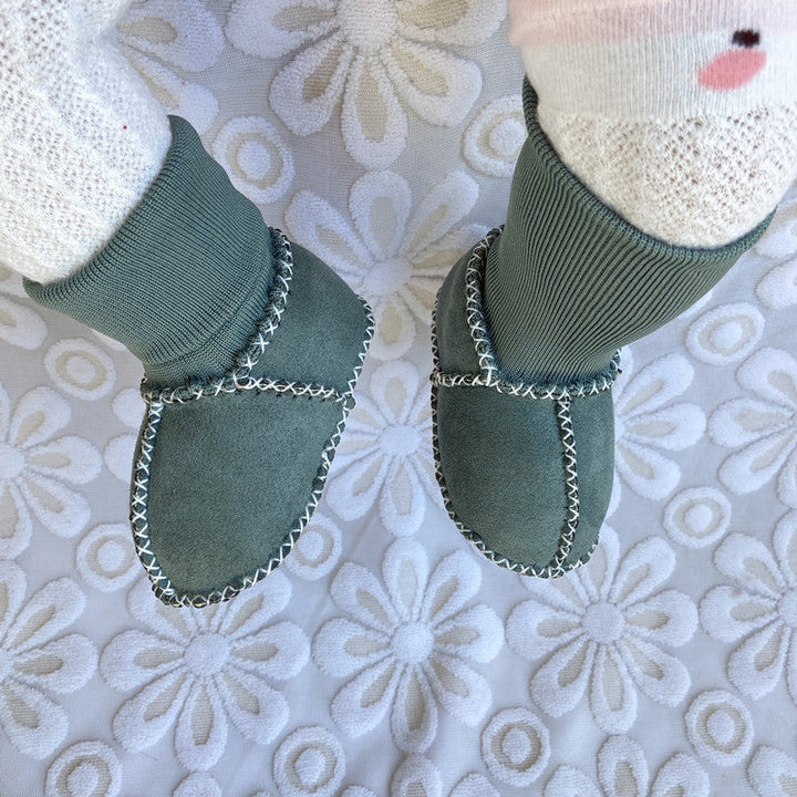 Baby vinterstøvler med varmt pelsfôr og antiskli, perfekt for lek og kos i kulden.