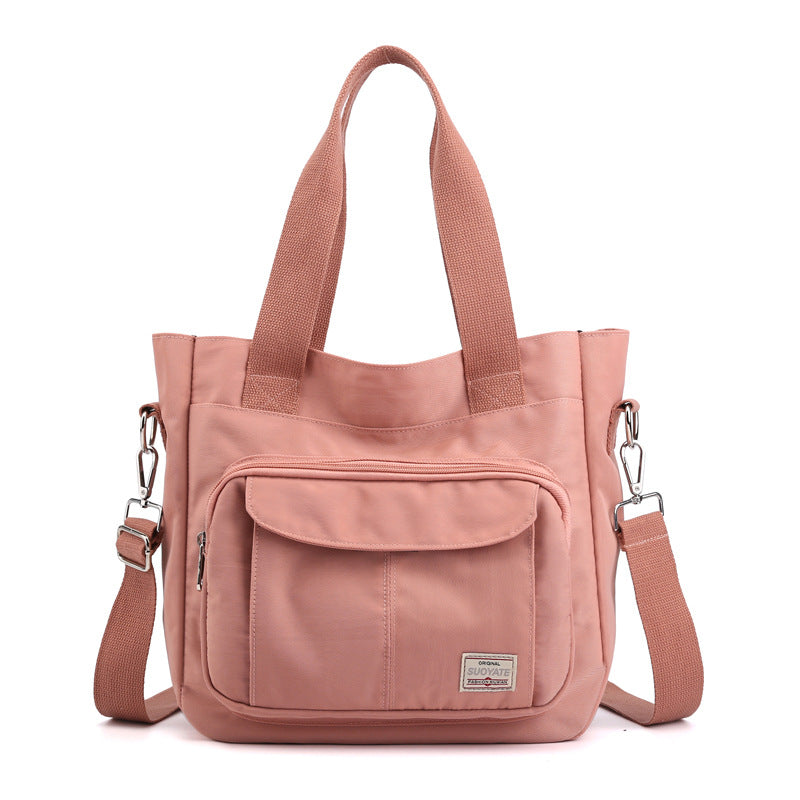 Stilfullt tilbehør: Allsidig skulderveske i holdbar nylon. Elegant og funksjonell for kvinner.