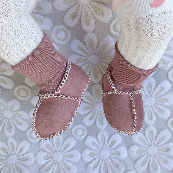 Komfortable nyfødt sokkestøvler med varmt pelsfôr og antiskli, ideelle for babyens komfort.