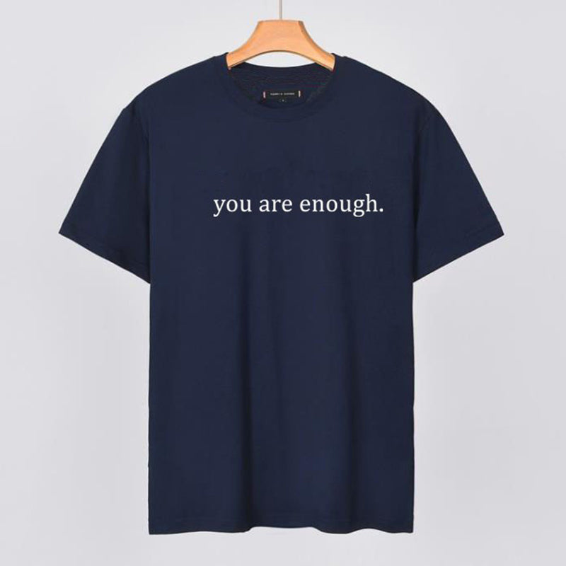 'You Are Enough' t-skjorte for kvinner, en påminnelse om egenverdi og ro.