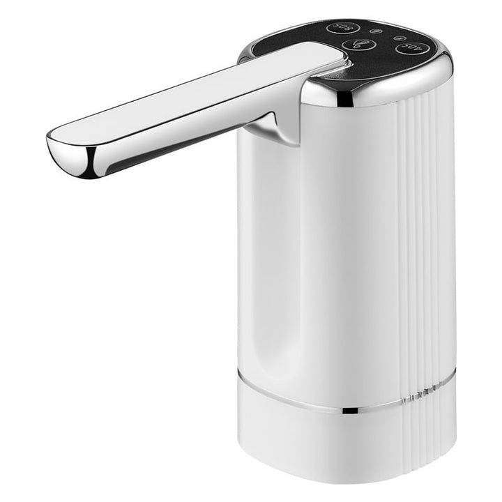 Liten automatisk vannpumpe ved siden av en kaffekopp, viser kompakt størrelse for kjøkkenet.
