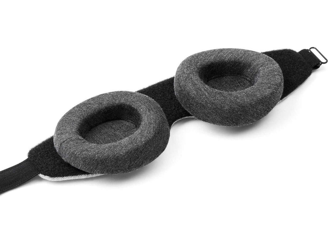 Øyemaske med 100% mørklegging for dyp søvn. Blokkerer alt lys for optimal hvile, justerbar passform.