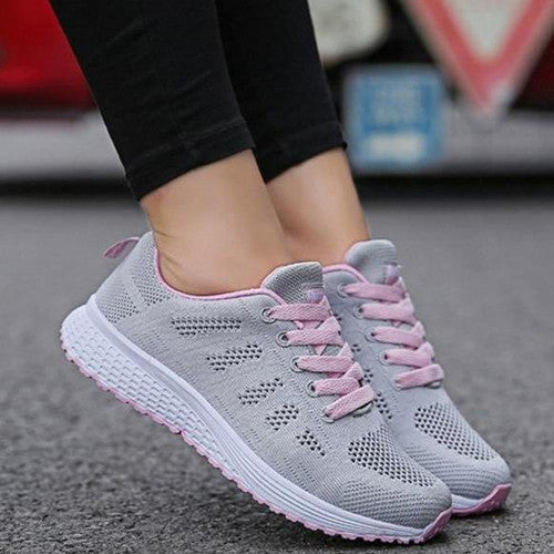 Kvinner's lette hvite sneakers fremhever fleksibilitet og pusteevne. Perfekte komfortsko for bevegelse.