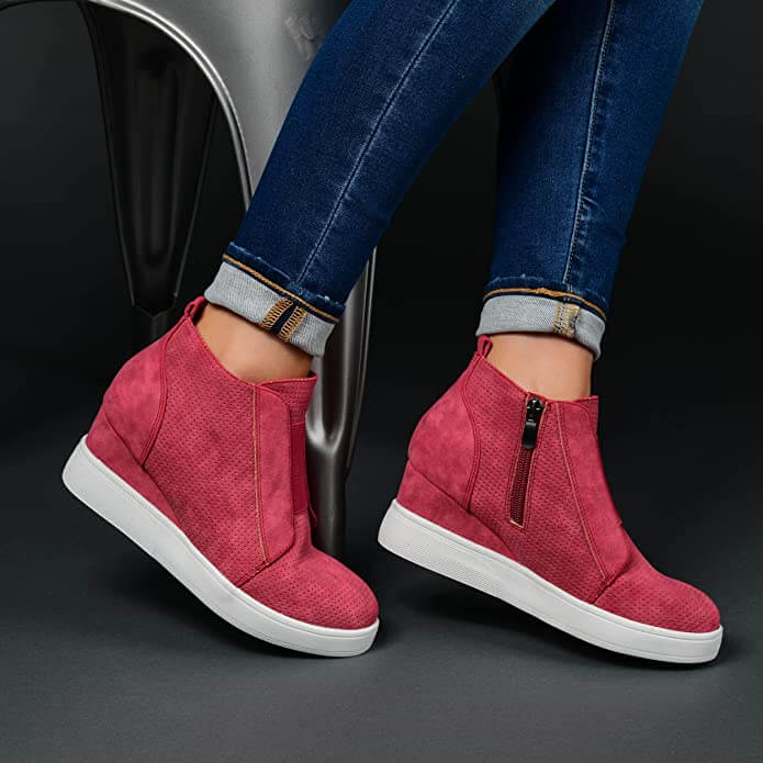 Kvinner i komfortable kile sneakers, en allsidig fritidssko for en aktiv hverdag.