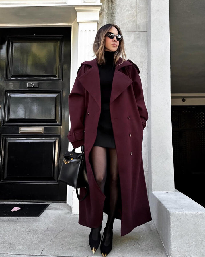 Profil av kvinne i lang ull trenchcoat. Elegant og klassisk vinterfrakk, varm ytterjakke for dameklær.