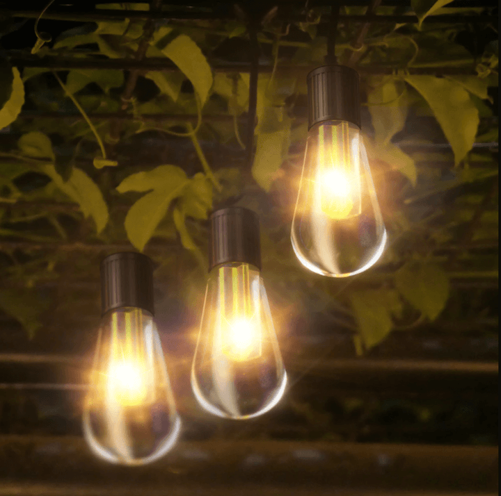 Solcelledrevne LED-lys på en terrasse. Perfekt utendørsbelysning for kvelder.