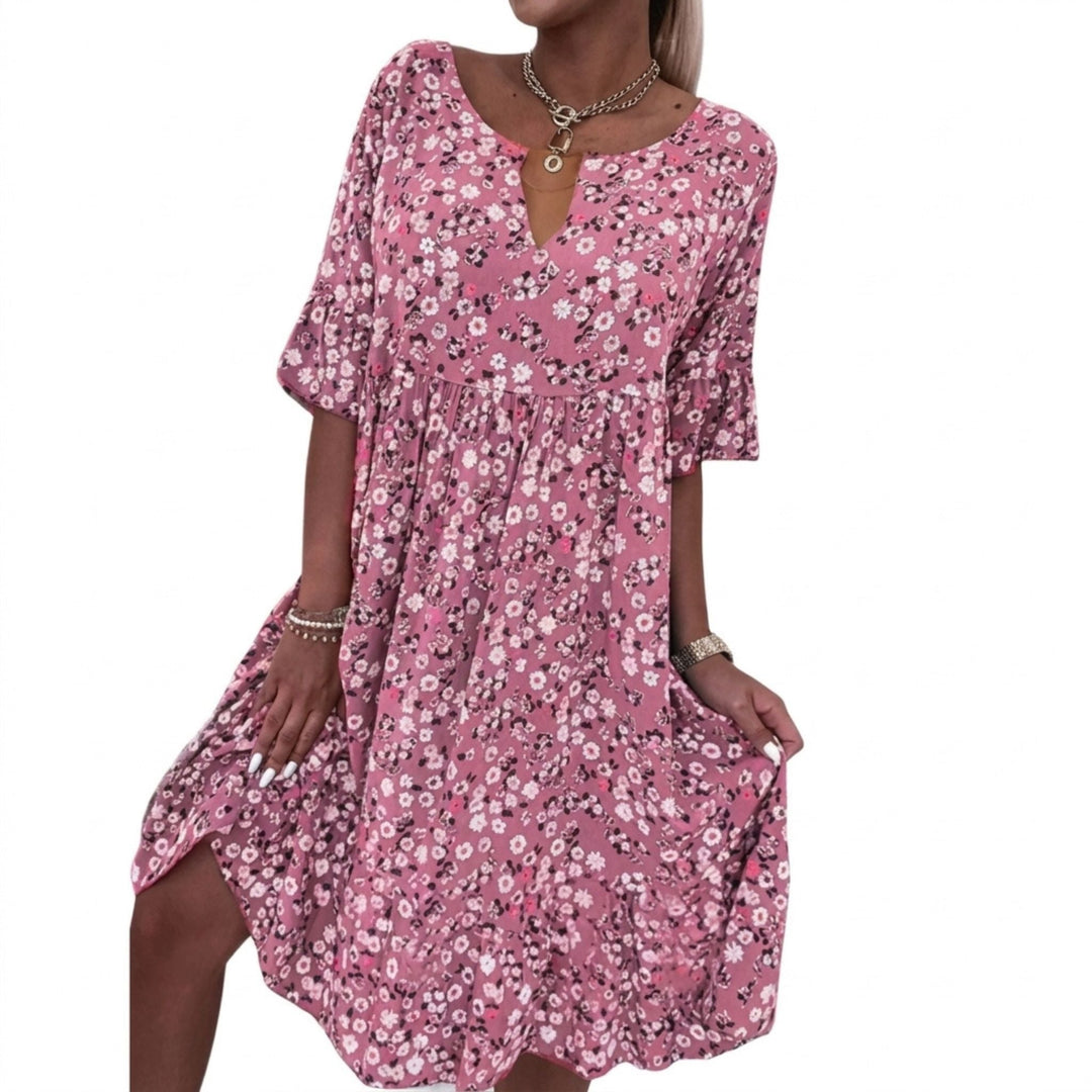 Feminin, mønstret strandkjole med blomster. Chic og allsidig løs kjole perfekt for fritid og varme dager.
