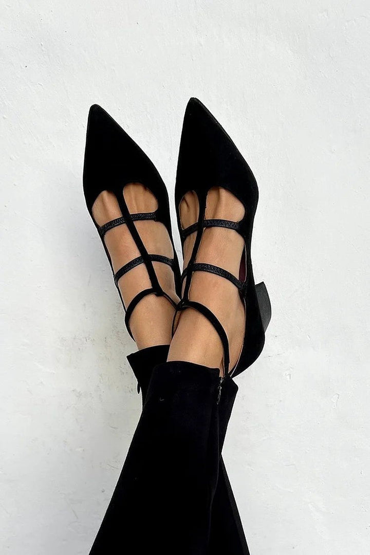 Elegante svarte dame ballerina sko med spiss tå og stropper. Komfortable flate sko for fest og hverdag.