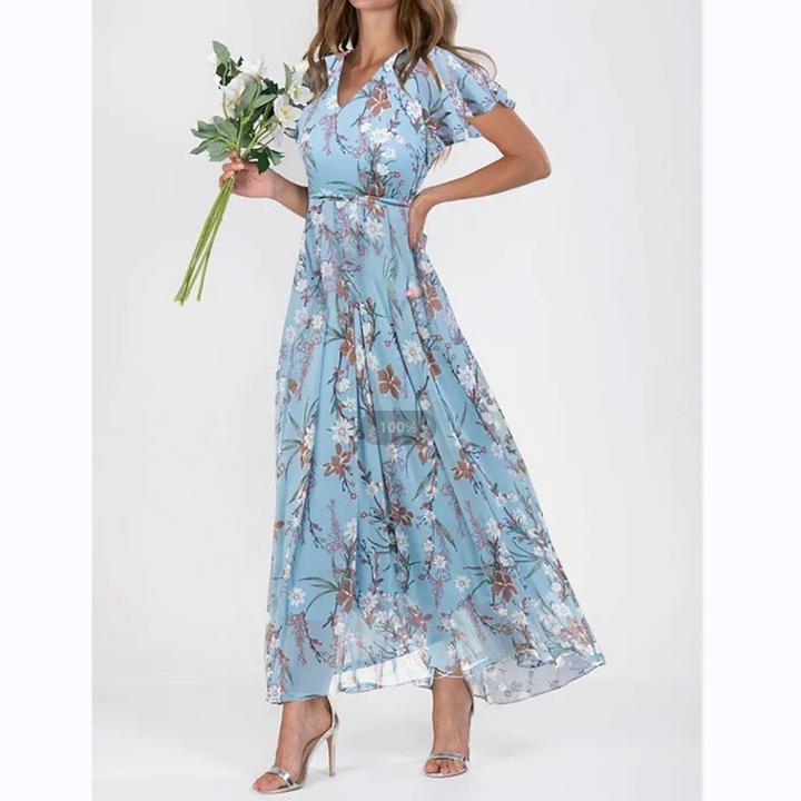 Ny, feminin og avslappet damekjole. Blomstret maxikjole med luftige sommerfuglsleeves.