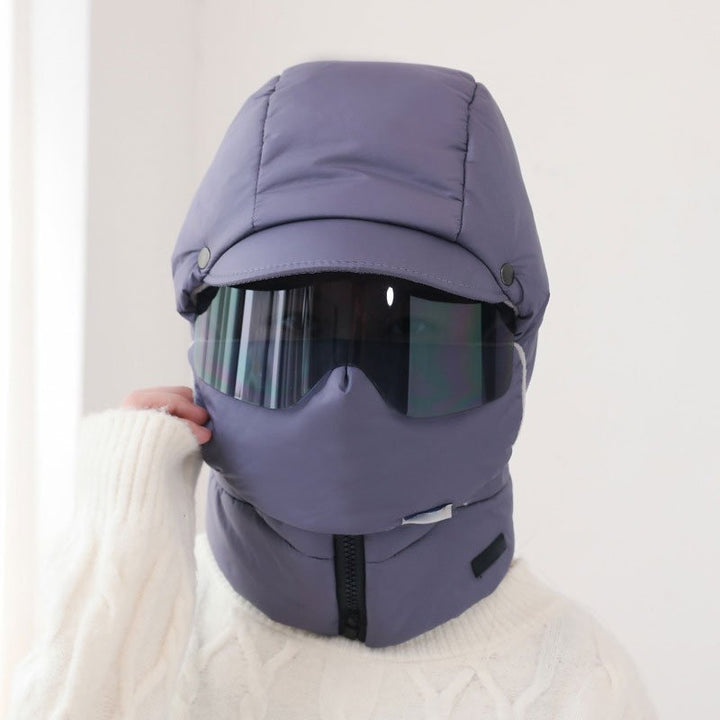 Sporty helmaske med varmeisolerende egenskaper og integrerte briller, designet for ekstrem kulde.