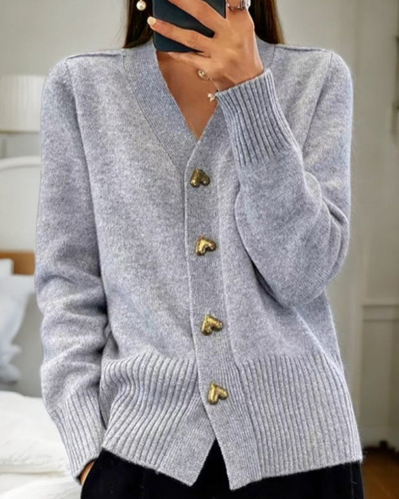 Elegant dame cardigan i myk strikk med unike hjerteknapper, perfekt for en varm og feminin stil.