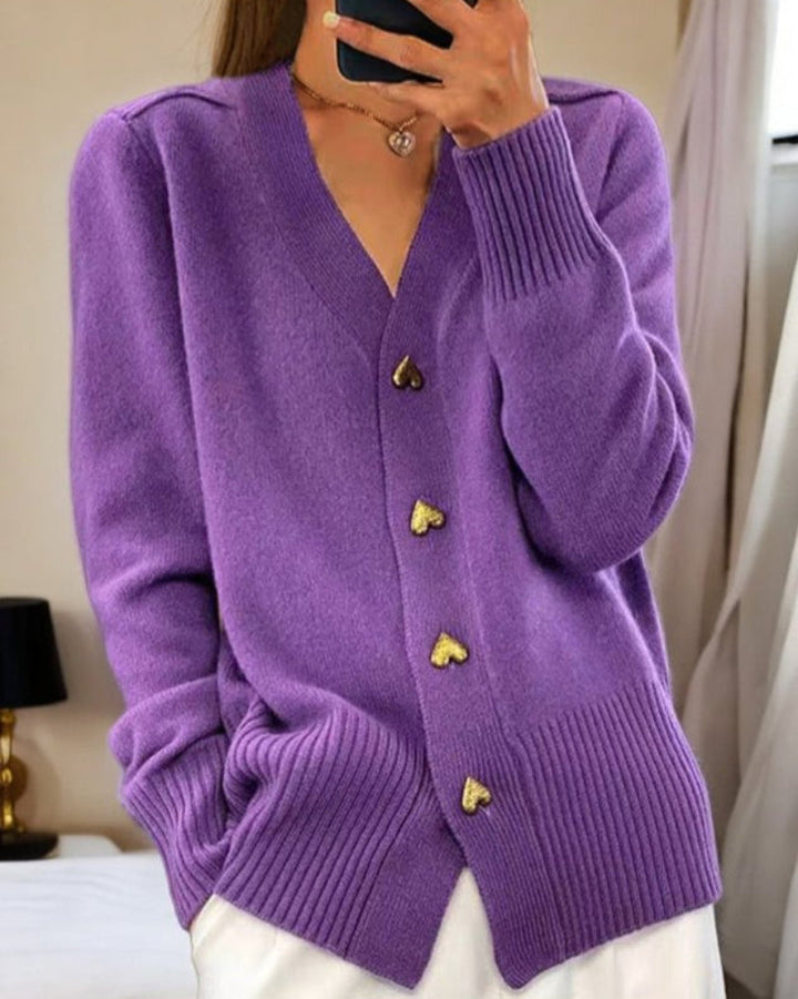 Varm og elegant rød dame cardigan med hjerteknapper og klassisk design. Ideell for stilbevisste kvinner.