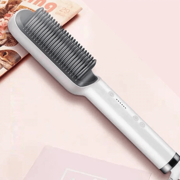 Innovativ rettetangbørste for glatt hår. Rask oppvarming og keramisk teknologi for optimal styling.
