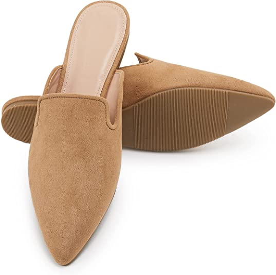 Brune mulesko med spiss tå, elegante og komfortable flatsko designet for moderne kvinner.