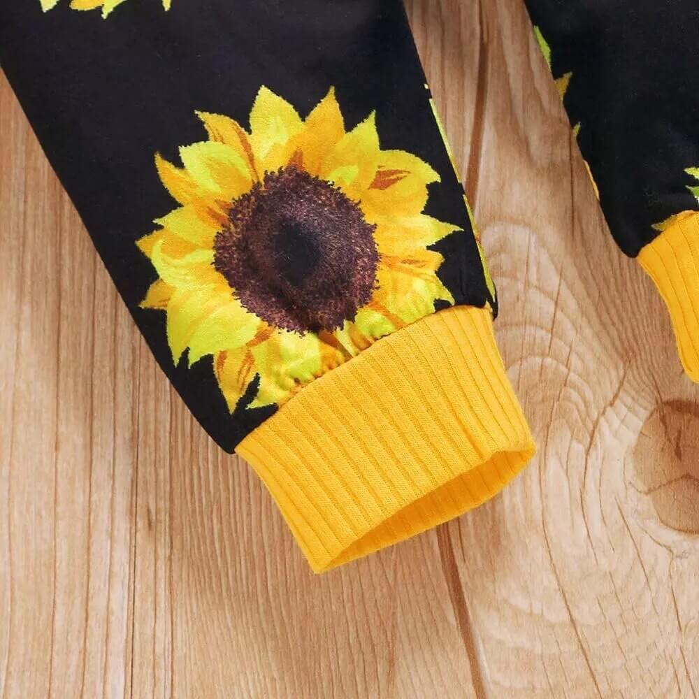 Sommerlig babyens solsikkesett. Lett og luftig bomull, ideelt for varme måneder.
