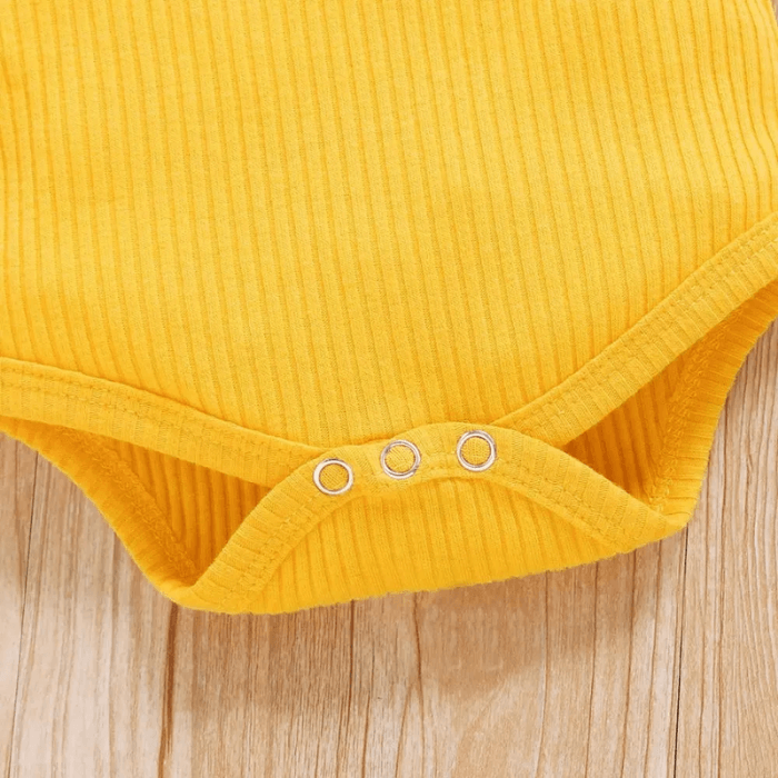 Babyens bomullssolsikkesett med shorts og topp. Et glatt og moderne antrekk for barn.