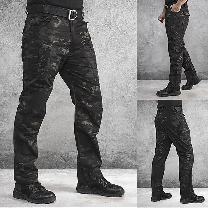 Herre taktiske bukser i slitesterkt stoff, perfekt for friluftsliv, tur og hverdagsbruk. Komfortabel passform.