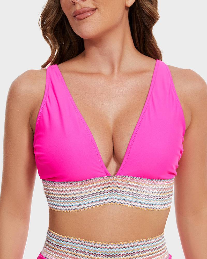 Strandmote: formende bikini med magekontroll og moderne fargeblokk.