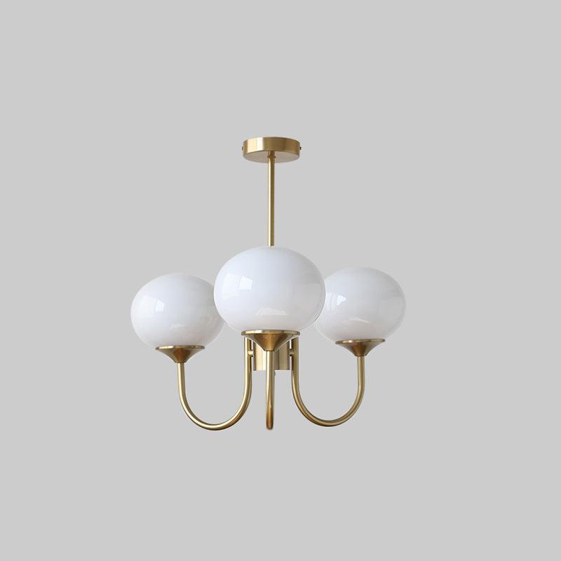 Designlampe i moderne stil, ideell for spisestue, stue og entré. Skaper atmosfærisk belysning.