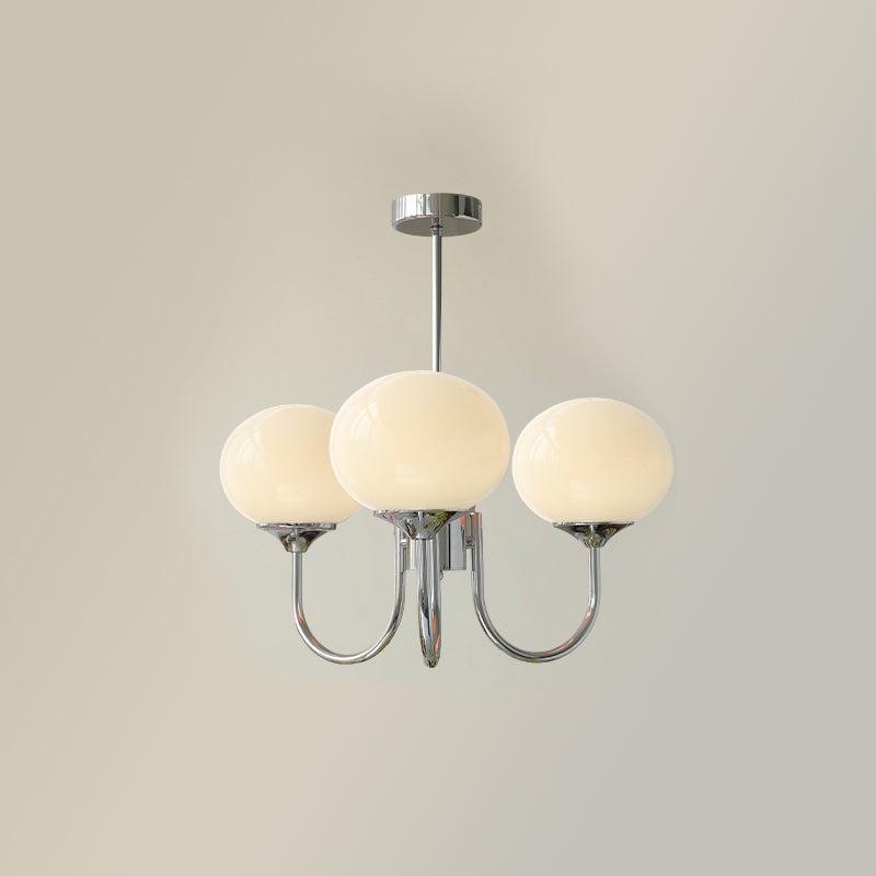 Kronelys taklampe med moderne uttrykk. Gir dimbar og stemningsfull belysning til din spisestue.