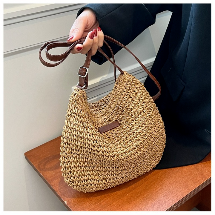 Detaljert vevd dameveske i beige og brun, med komfortabel skulderrem. Elegant accessoir for kvinner.