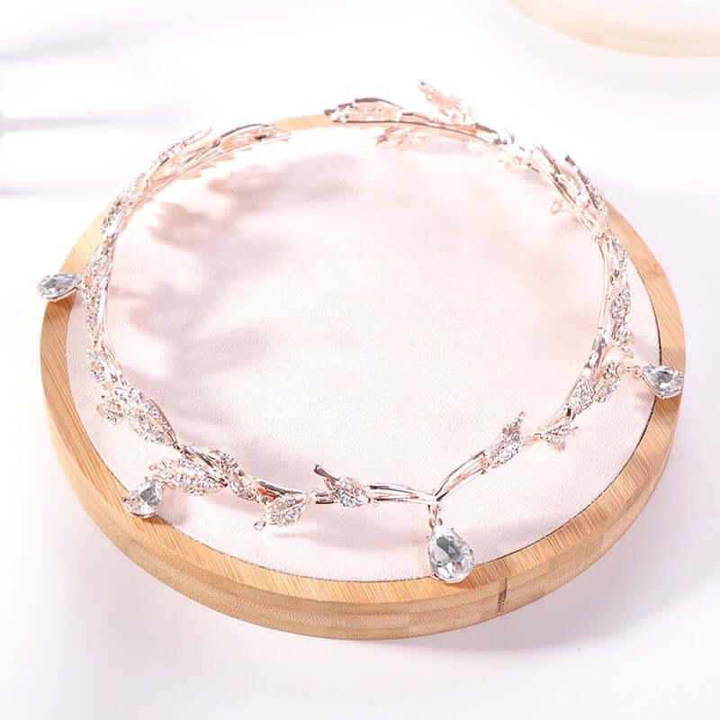Elegant diadem til brudehår. Glitrende krystalltiara for bryllup og spesielle anledninger.