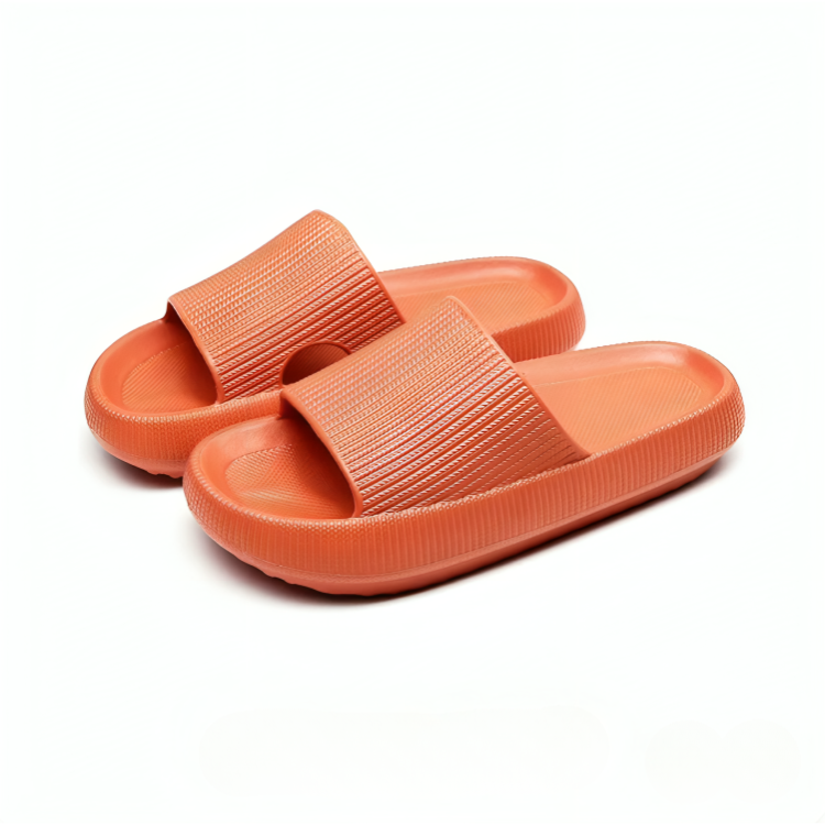 Nærbilde av sålen på unisex ergonomiske tøfler, viser støtdempende EVA skum og sklisikker tekstur.