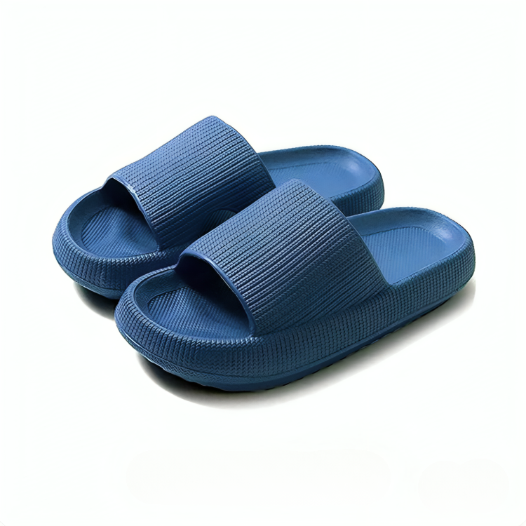 Person går i myke, komfortable unisex tøfler. Ergonomisk design og støtdempende såle for fotpleie.