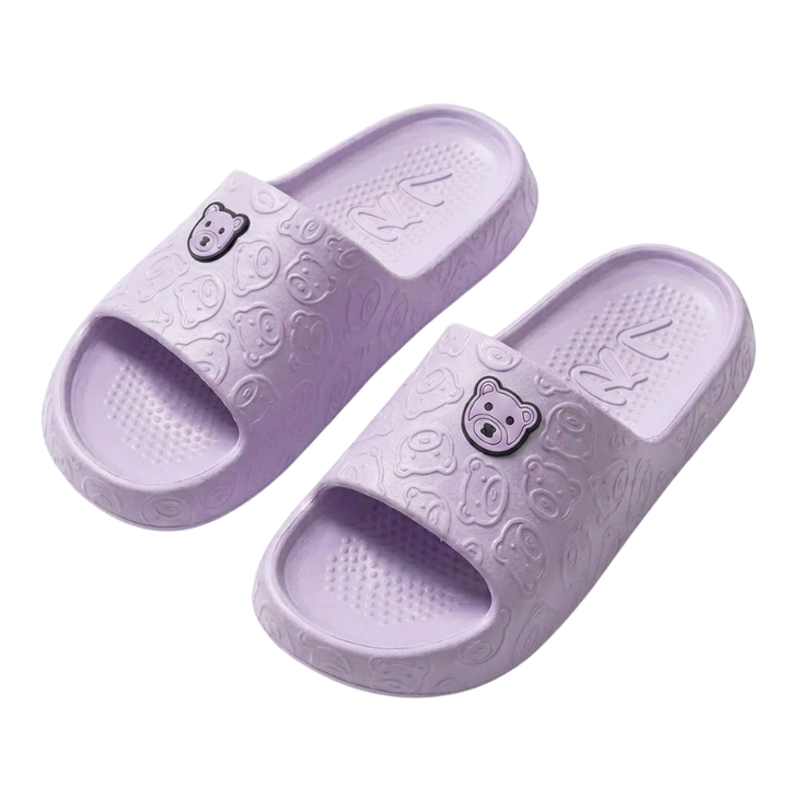 Myke og sklisikre unisex tøfler med bjørnedesign og dempende EVA-såle for innendørs bruk.