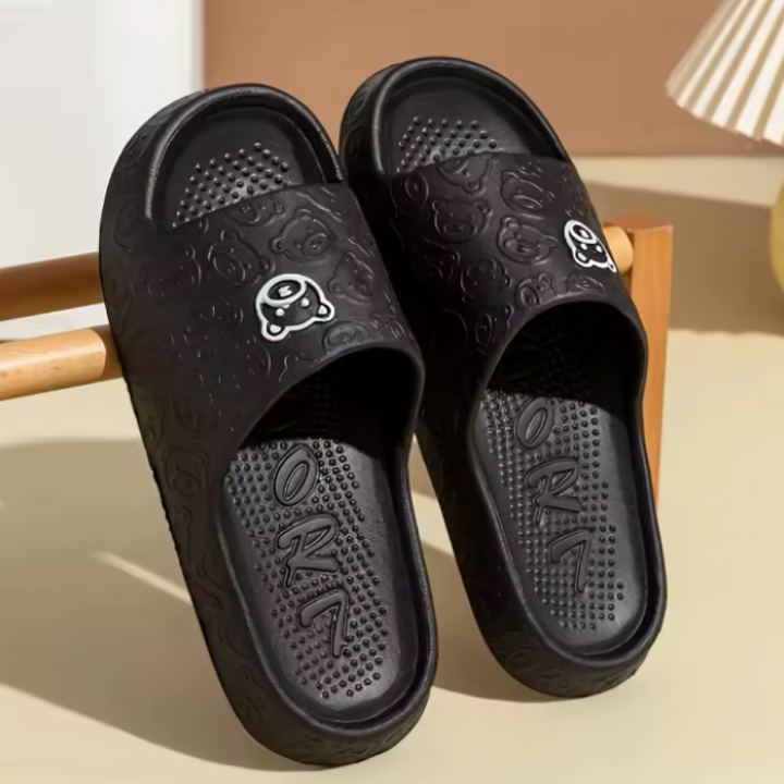 Søte bjørnetøfler med tykk, myk EVA-såle. Ideelle hjemmesko for unisex komfort og avslapning.