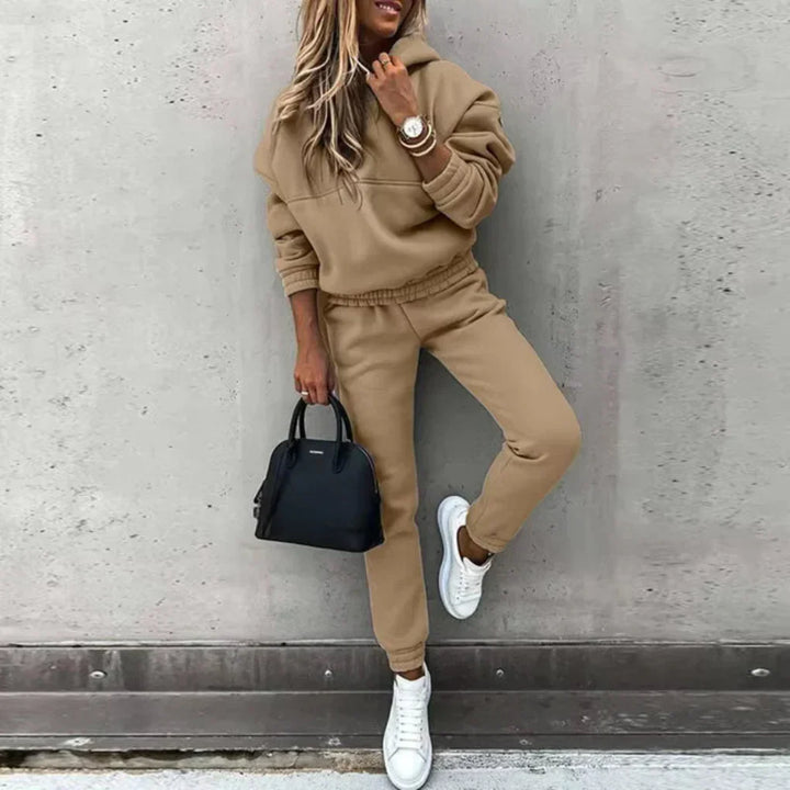 Komfortabel kvinnens treningsdress for vinter. Sporty fritidssett med jakke og bukse, perfekt for aktiv stil.