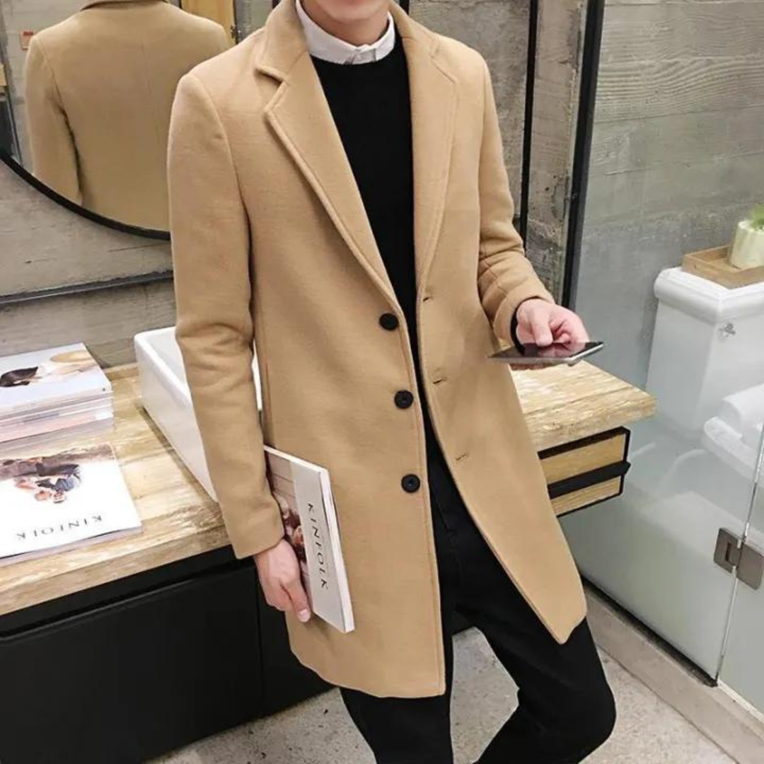 Grå slim fit trenchcoat for menn. Moderne og elegant, perfekt vindjakke for kaldere dager.