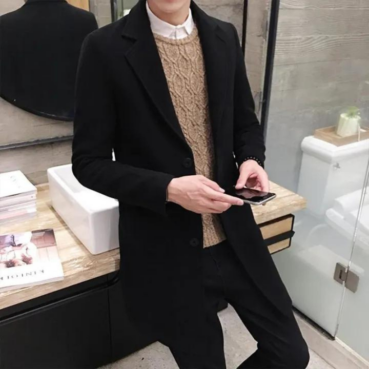 Grå elegant slim fit trenchcoat for menn. Moderne motevindjakke, stilig yttertøy.