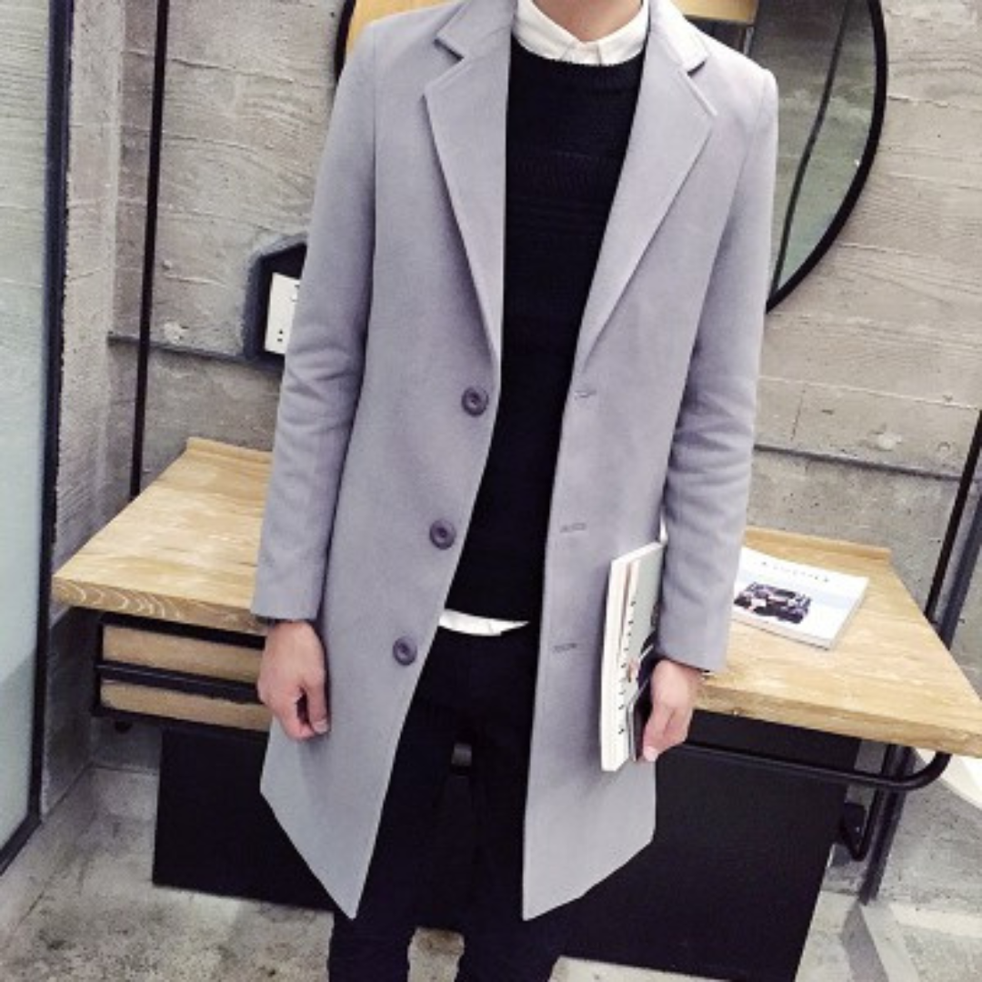 Menns elegante slim fit trenchcoat i khaki. Tidløs stil, vindjakke og klassisk yttertøy.