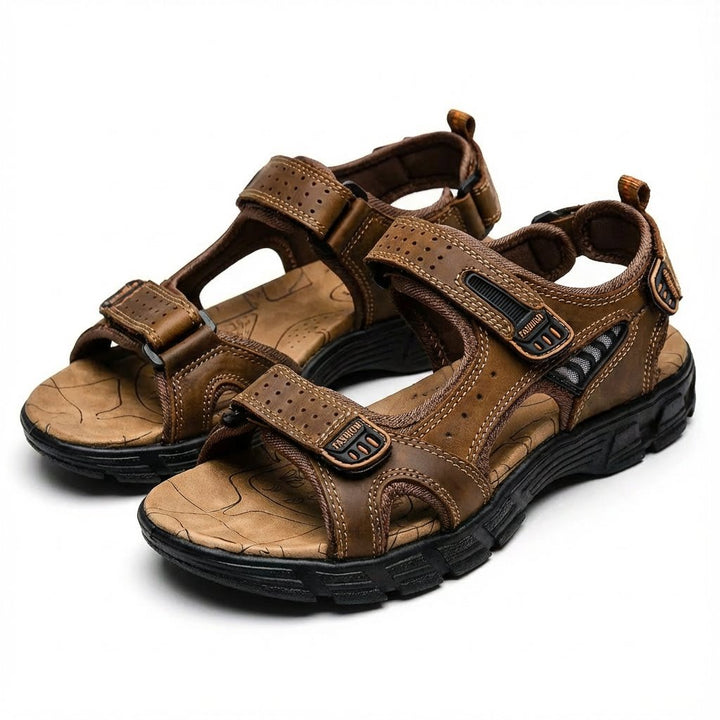 Allsidige unisex tursandaler med borrelås, designet for komfort og grep på fotturer og andre utendørs eventyr.