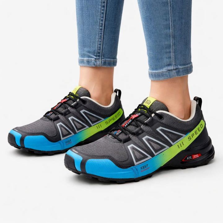Sideprofil av moderne unisex fritidssko. Vanntett og pustende, perfekt for hverdagsbruk og lette turer.