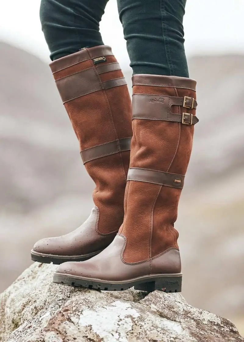 Dame høyskaftede vanntette støvler i elegant design. Slitesterke og komfortable boots for utendørs bruk.