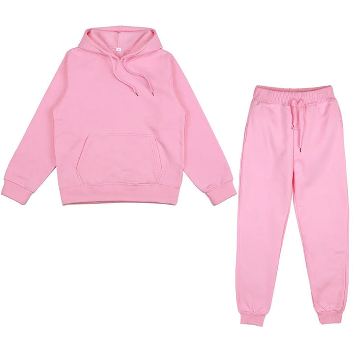 Trendy fritidssett for kvinner: komfortabel hettegenser og joggebukse for alle anledninger.