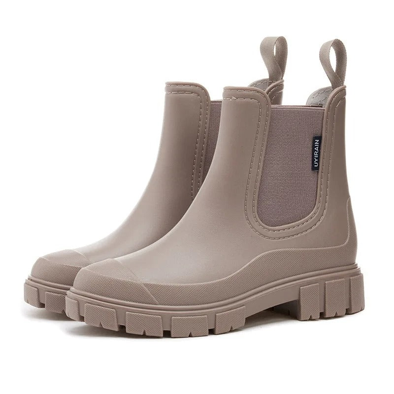 Dame slip-on regnstøvler, svarte, med sklisikre såler for optimalt grep.