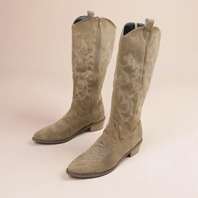 Klassiske dame western cowboystøvler med broderi, perfekte for en tidløs og eventyrlysten look.