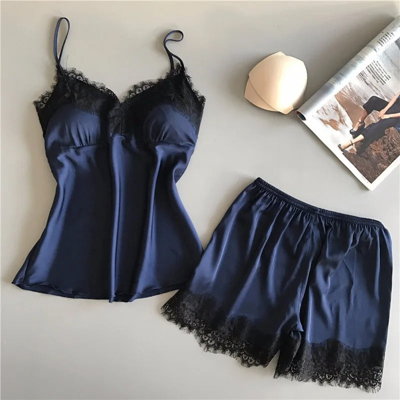 Nærbilde av elegant sateng nattøysett for kvinner, viser V-hals og stofftekstur. Komfortabel loungewear.