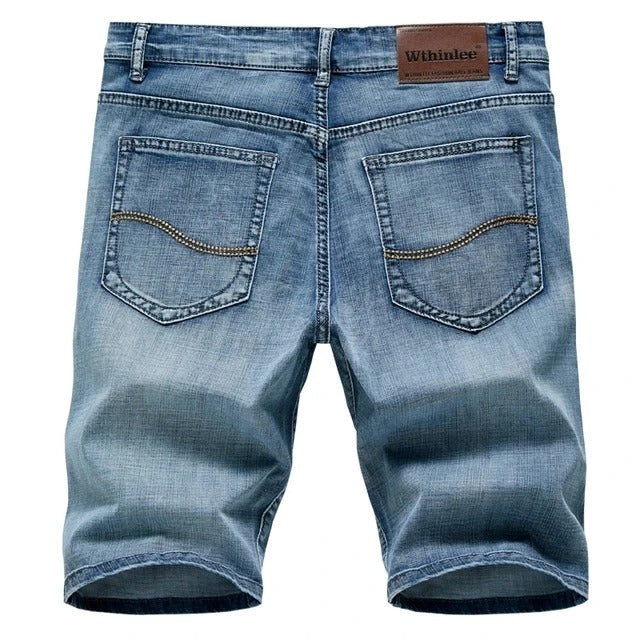 Klassiske herreshorts i beige. Komfortable sommershorts med tidløs stil for fritid og herremote.