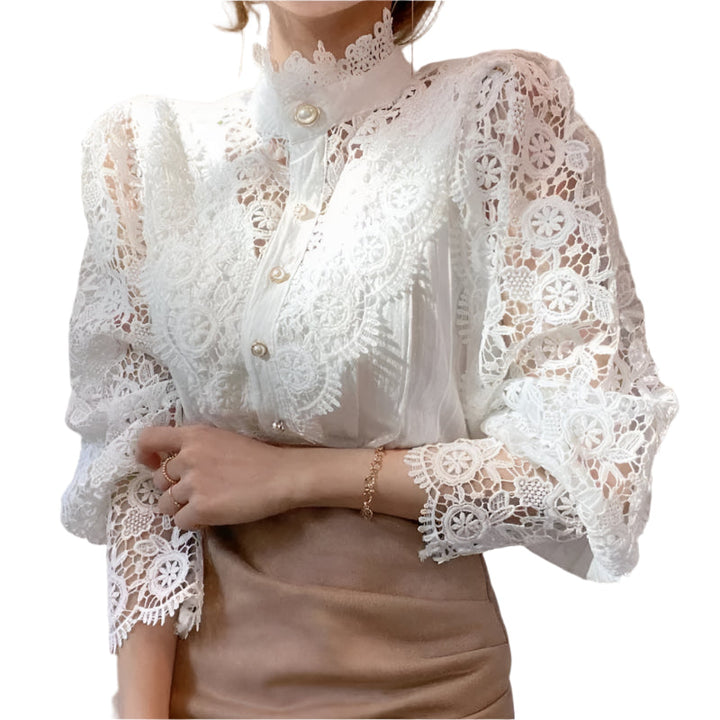 Elegant blondebluse med ståkrage for dame, perfekt til fest og mote. Langermet design.