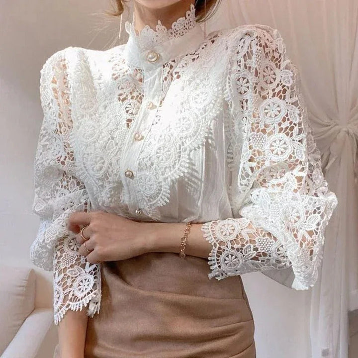 Tidløs langermet damebluse i blonde med elegant ståkrage, ideell for vår og sommer.