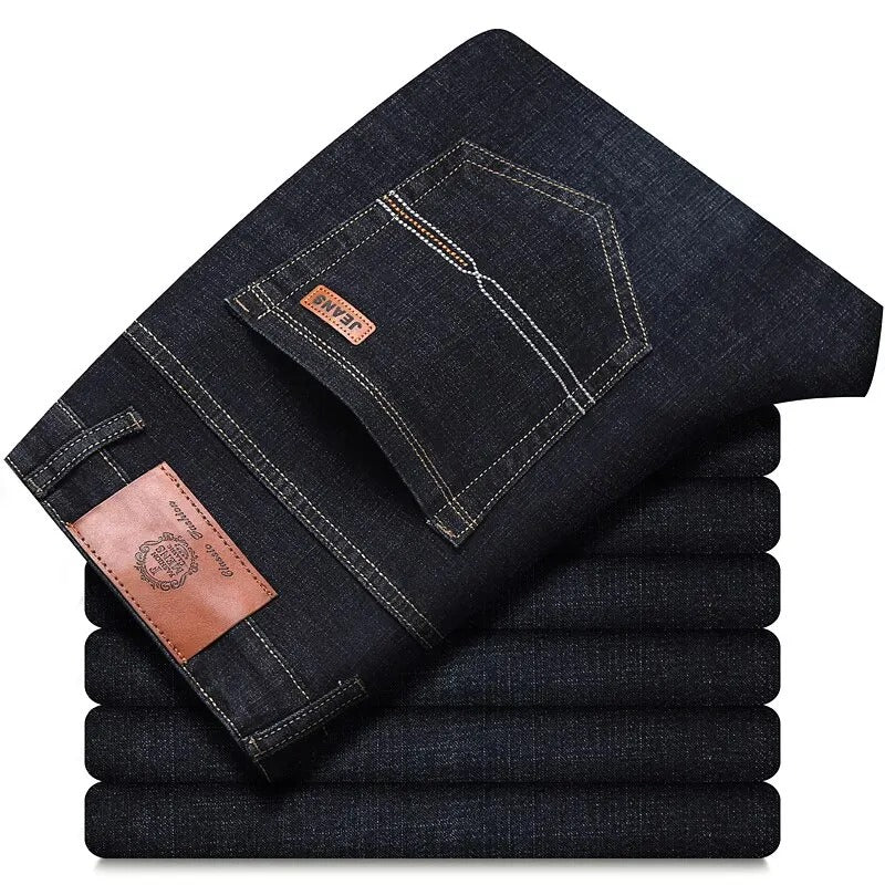 Menns klassiske slim fit denimjeans i tidløs blå. Komfortable hverdagsbukser for herre.