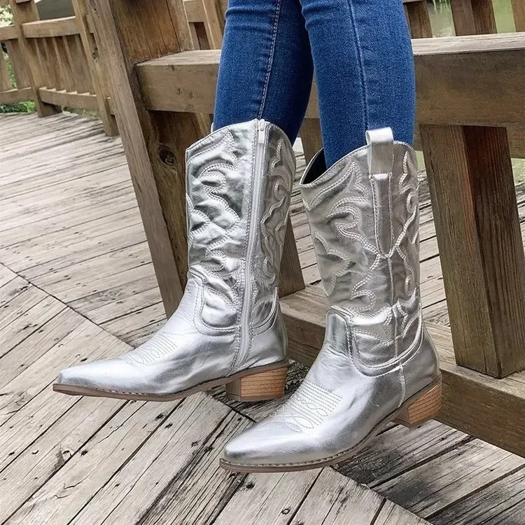Fargerike retro cowboystøvler for kvinner med spiss tå og hæl, i autentisk westernstil.